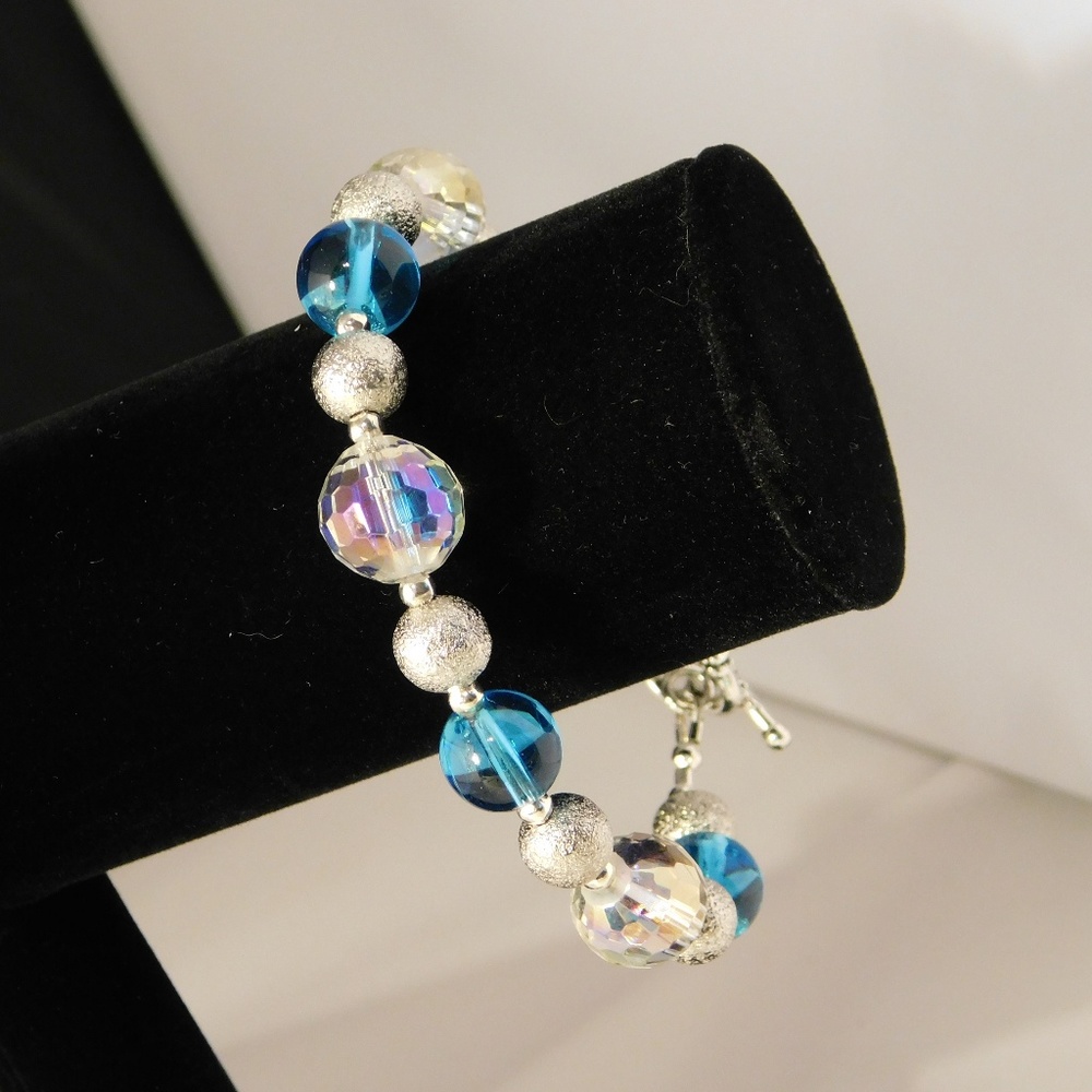 NWOT Iridescent Disco Bead Bracelet Z114